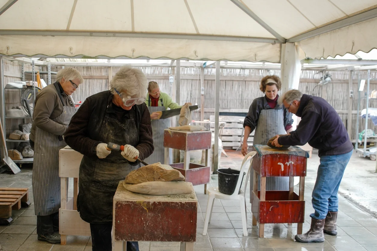 Buiten beeldhouwen en toch droog staan